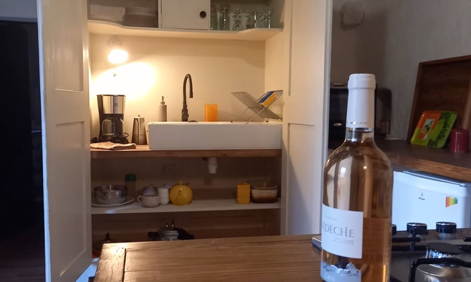 Vesseaux Appartement | Welcome to "L'atelier", ideal for a quest for calm and rejuvenation.