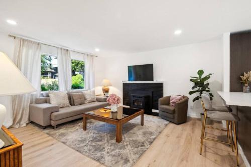 Burien Maison | Welcome to Modern Bright Home!