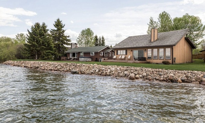 Westerose Maison | Welcome to On the Rocks (Big Rock)Hot tub