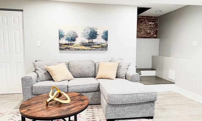 Tri-Taylor Appartement | Welcome to our modern Chicago living! Free parking, in the heart of the city.
