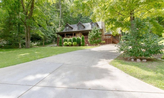 Lancaster Cabine | Welcome to peaceful Parkview Hollow, Gated Community 1 mile from lake!