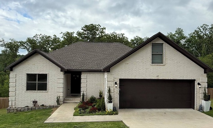 Batesville Maison | Welcome to Riverwood Retreat – Your Peaceful Hilltop Escape!