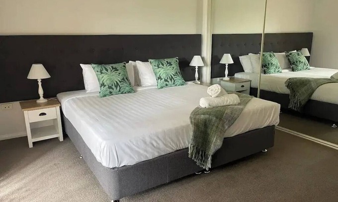 Kooringal Appartement | Welcome to Suburban Bliss: Elegant Villa 2!