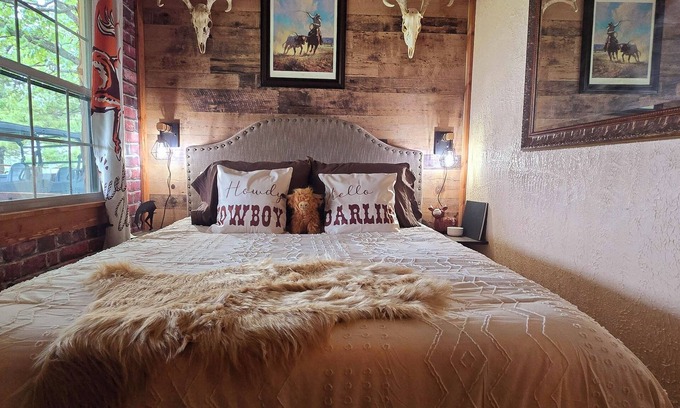 Gainesville Maison | Welcome to the Bunkhouse!nWestern inspired container home close to Bull Shoals