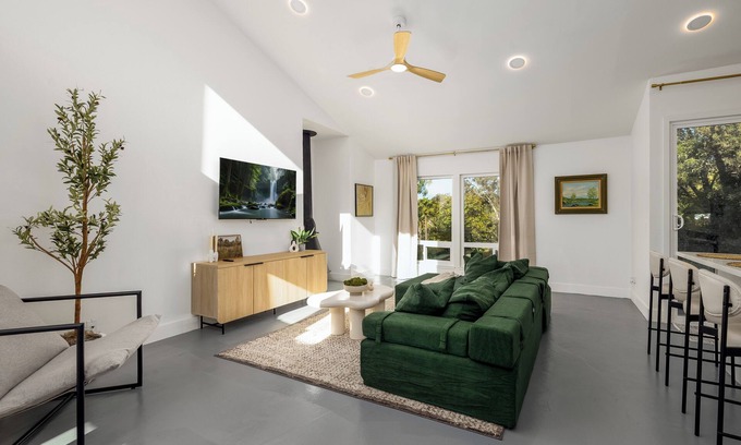 Temecula Maison | Welcome to The Buzze – Stylish 2BR/2BA Stay in Prime Murrieta Location!