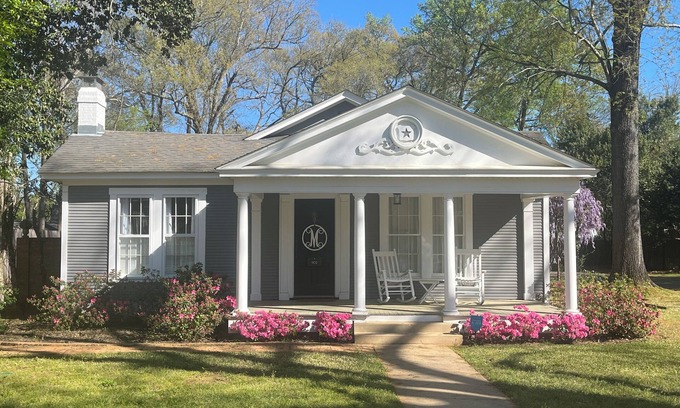 Nacogdoches Maison | Welcome to the charming McKinney Morgan House in the oldest town in Texas!