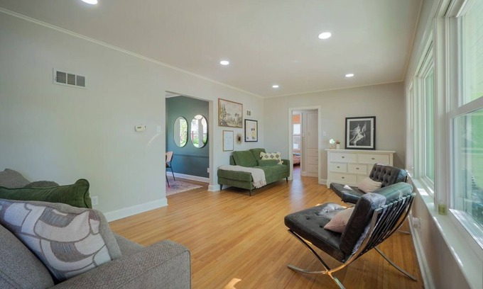 Woodbury County Maison | Welcome to the Enchanted Porch! Adorable 2 bed, 1.5 bath in Sioux City