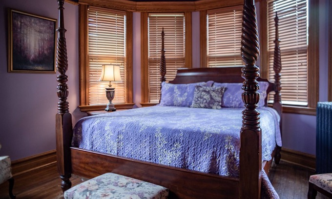 Sutton Lit Et Petit-Déjeuner | Welcome to the historic Elk River Hotel & Cafe! Located riverfront on the beautiful Elk River, and just 2 miles from I-79, you are moments away from all that the Sutton area has to offer. Guest in town to enjoy the gorgeous outdoor scenery and recrea