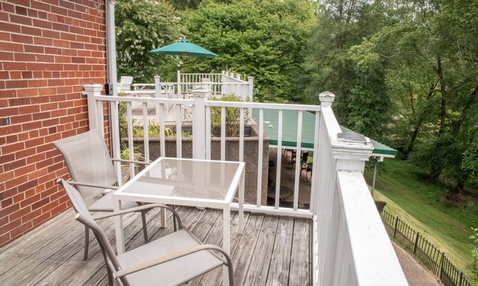 Sutton Lit Et Petit-Déjeuner | Welcome to the historic Elk River Hotel & Cafe! Located riverfront on the beautiful Elk River, and just 2 miles from I-79, you are moments away from all that the Sutton area has to offer. Guest in town to enjoy the gorgeous outdoor scenery and recrea