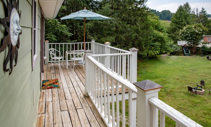 Sutton Lit Et Petit-Déjeuner | Welcome to the historic Elk River Hotel & Cafe! Located riverfront on the beautiful Elk River, and just 2 miles from I-79, you are moments away from all that the Sutton area has to offer. Guest in town to enjoy the gorgeous outdoor scenery and recrea