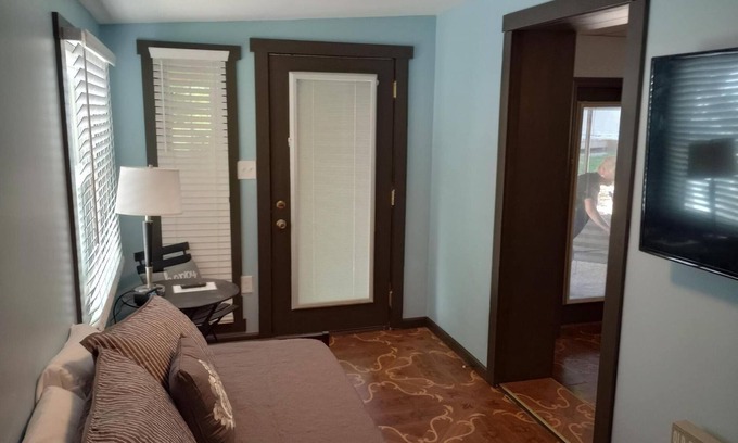 Sutton Lit Et Petit-Déjeuner | Welcome to the historic Elk River Hotel & Cafe! Located riverfront on the beautiful Elk River, and just 2 miles from I-79, you are moments away from all that the Sutton area has to offer. Guest in town to enjoy the gorgeous outdoor scenery and recrea