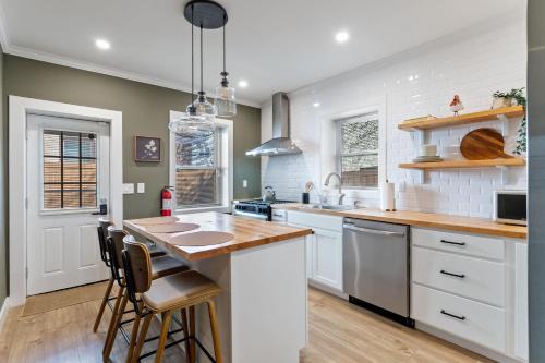 North Philadelphia West Appartement | Welcome to The Lux Collective a Spacious 5-Bedroom House close to Stadiums, Universities, Center City & more!