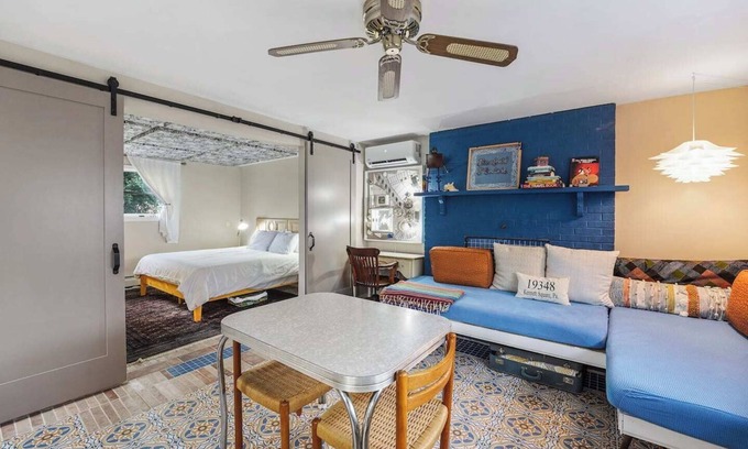 Kennett Square Appartement | One of a Kind Studio - Kennett Mosaic House