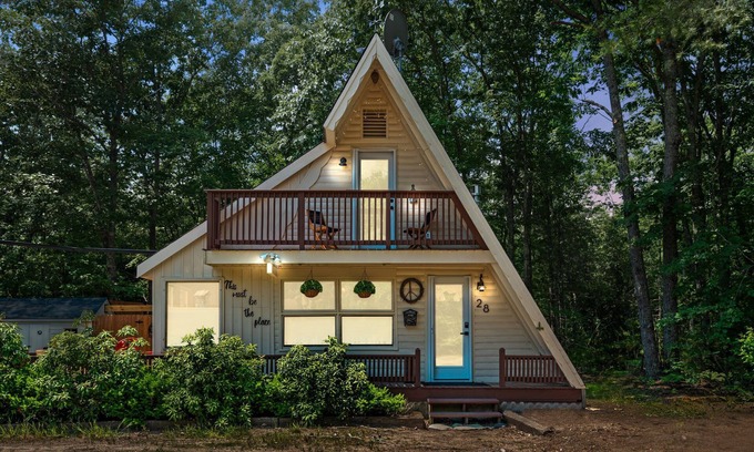 Newfield Cabine | Welcome to THE NEST, HotTub/Sauna/Rock Haven Lake access