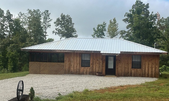 Ripley Cabine | Welcome to The Outskirts! Comfy Cabin Studio perfect for that weekend getaway.