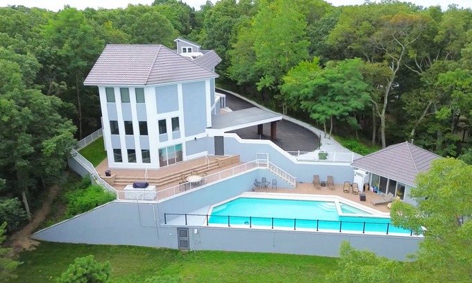 Shark River Hills Maison | Welcome to the Overlook Manor, saltwater pool, spa,2acres of private fenced in.