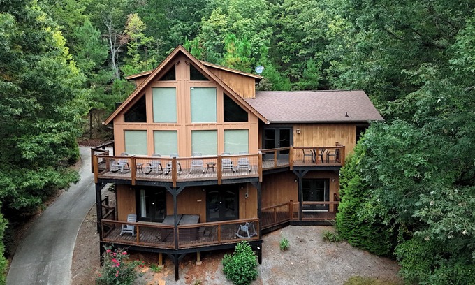 Clarkesville Cabine | Welcome to the Red Star Lodge near Helen, Georgia, a friends and family retreat!
