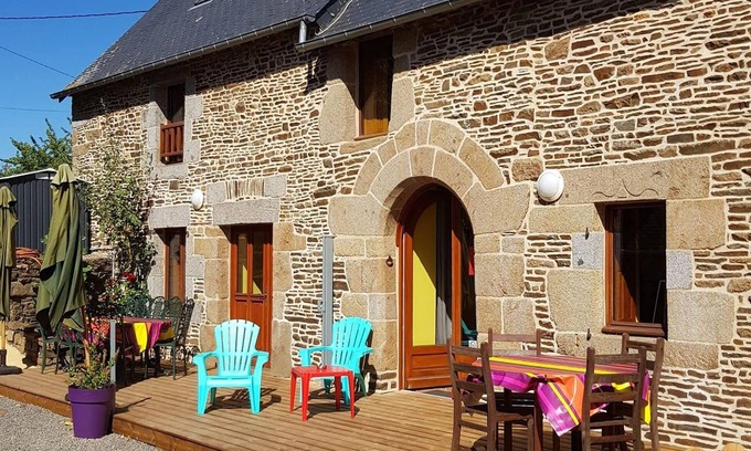 Sougeal Maison | Welcome to this colourful and family-friendly holiday home with pool.