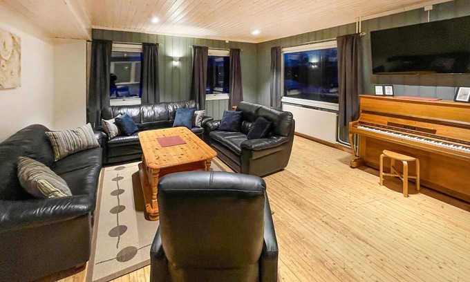 Mesnali Appartement | Welcome to this large house with private rooms and inviting common areas.
