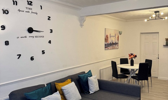 Valence Maison | Welcome to this newly renovated cozy & charming home in Dagenham, East London