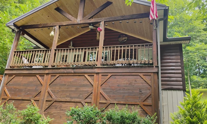 Mammoth Cave Cottage | Welcome to Whipsaw a beautiful cottage ,just a 5 minute walk to see the lake!!