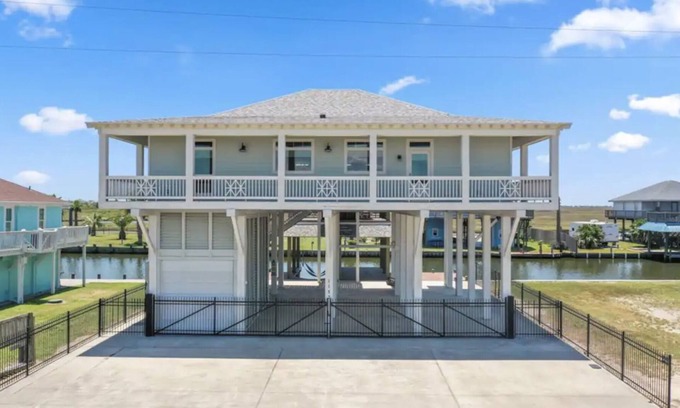 Port Bolivar Cabine | Welcome to your waterfront bliss!