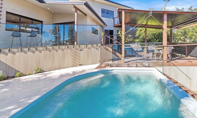 Burleigh Waters Appartement | Welcome to your lakeside oasis in beautiful Burleigh Waters!