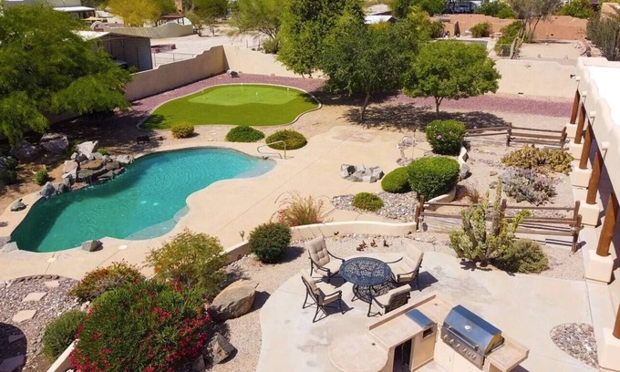 Maricopa County Maison | Fun in The Sun! Pool! Putting Green! Pool Table!
