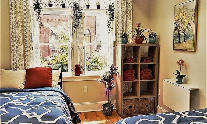 Northwest Appartement | Welcoming 2-BR Apt Great 5 Star Location Sleeps 5 Parking Avail Family-Friendly