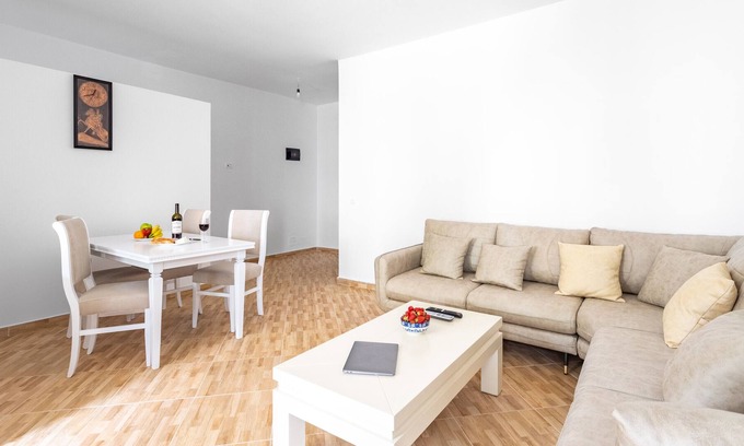 Lezhe Appartement | Welcoming AC one-bedroom with veranda - Dodo et Tartine
