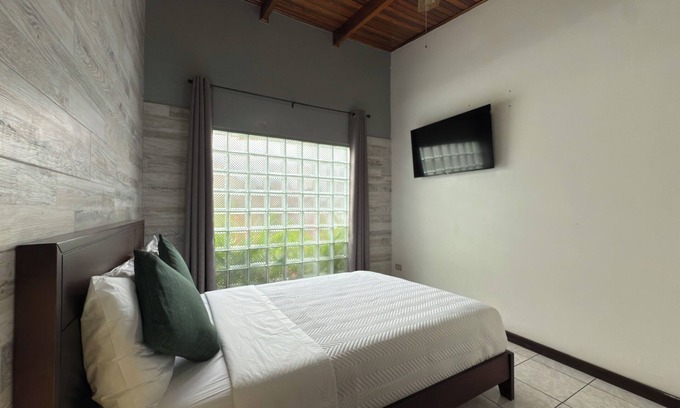 Agonia Lit Et Petit-Déjeuner | Welcoming bed & breakfast with AC in Alajuela, near the airport,15 minutes away.