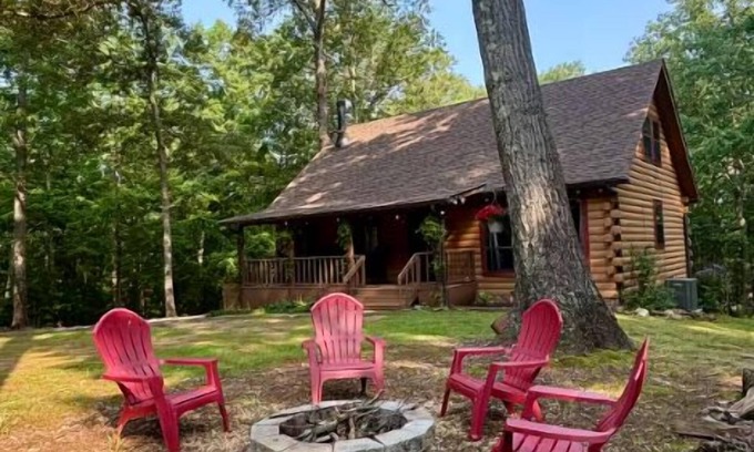 Cartersville Cabine | Welcoming Cabin near Lake Point Sports in Cartersville-Sleeps 9