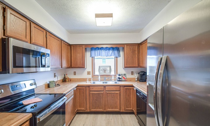 Quad Cities Copropriété | Welcoming Condo in Davenport: Central Location!
