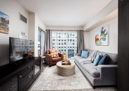 Toronto Entertainment District Maison | Welcoming Downtown Condo with WFH setup Balcony