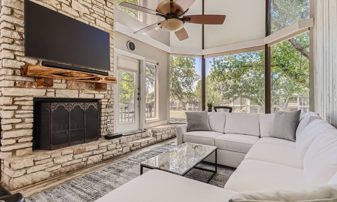 Lakeway Maison | Beautiful House in the World of Tennis Community