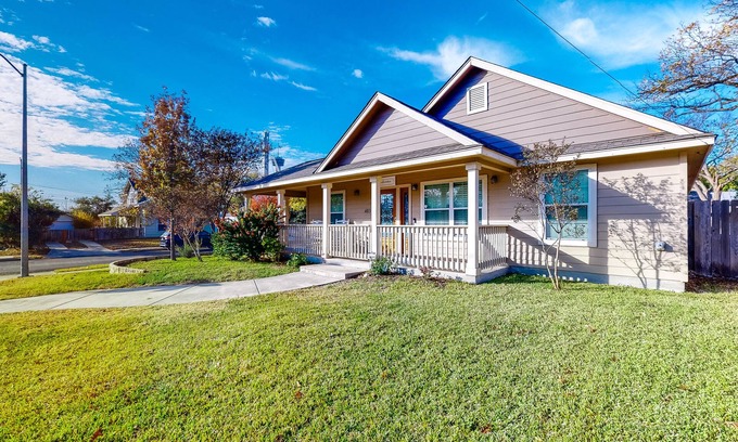 Historic Garderns Maison | Welcoming home walkable to Steps of Alamodome & riverfront & near River Walk