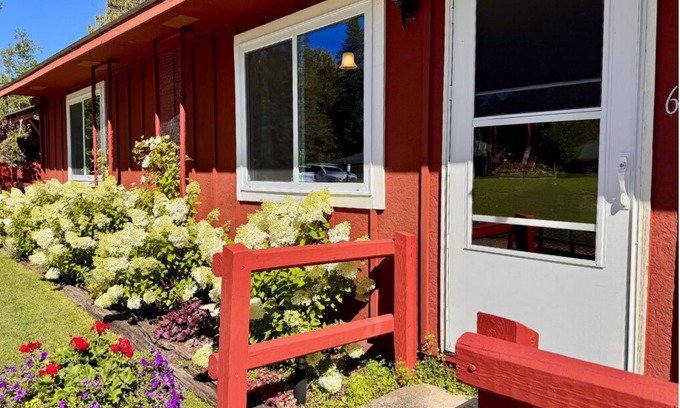 Trout Lake Hôtel | Welcoming King Room #6 with AC at lakefront Twin Cedars Resort in Trout Lake MI