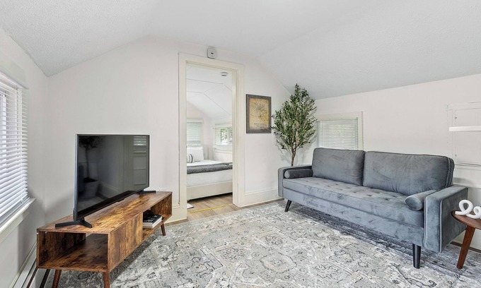 Battle Creek Appartement | Welcoming Studio Apartment Just Steps Away From Historic Downtown Battle Creek
