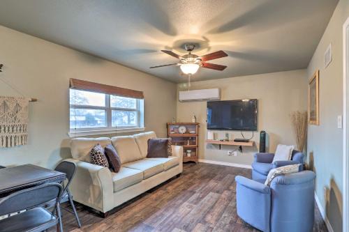 Tow Maison | Welcoming Tow Home about 1 Mi to Lake Buchanan!
