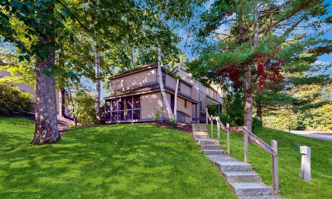 Gilford Copropriété | Well-appointed condo with beach access, pool, tennis court, & washer/dryer