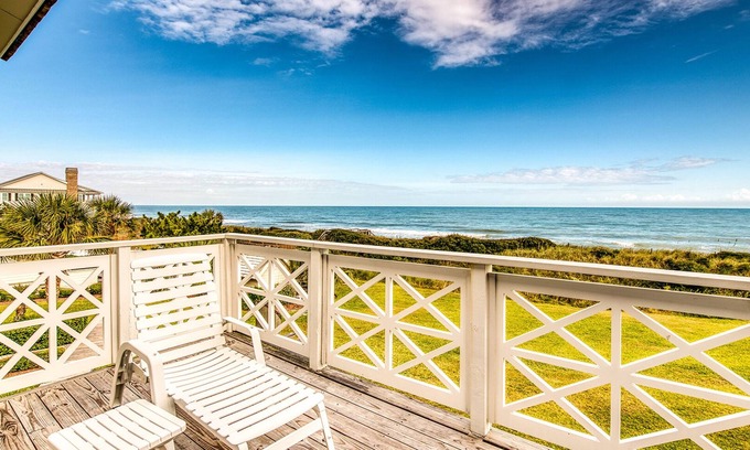 Debordieu Colony Villa | Eh bien nommé Oceanfront Villa avec ascenseur, wifi et décoré dans un style country français