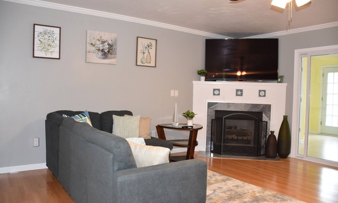Lewes Maison | Well Appointed Three Bedroom Townhome East of Rte 1 and Minutes to Downtown Lewes and Delaware's Fantastic Beaches (Sleeps 10)