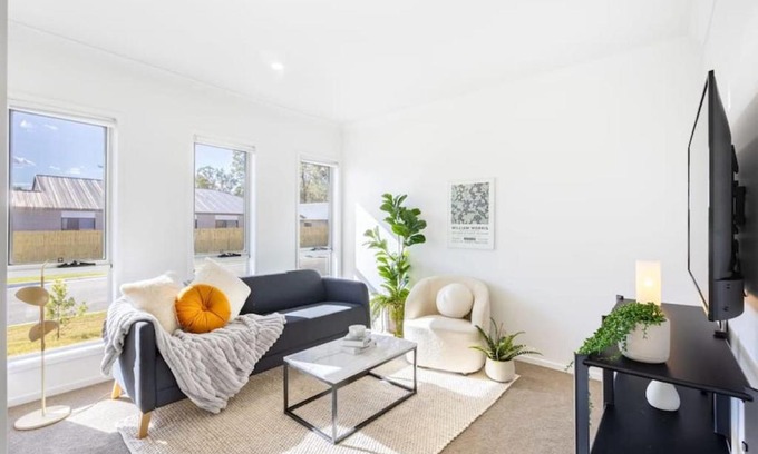 Browns Plains Maison | Well-decorated 4BR Family home steps to mall