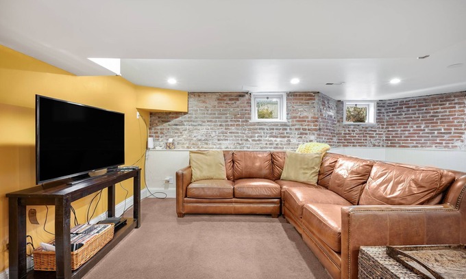 Whittier Maison | Well equipped 1-bedroom basement apartment/private entrance, AC, WiFi Denver