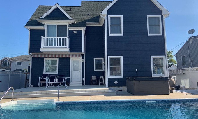 Point Pleasant - Toms River Maison | Welocme to this Vacation Oaisis, with a Heated Pool and Hot Tub