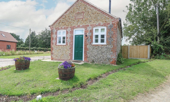 Dereham Maison | WENSUM SPRING, pet friendly, character holiday cottage in Fakenham