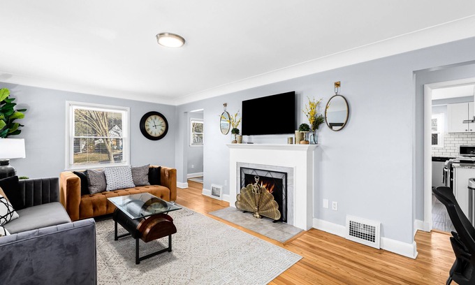 Ann Arbor Maison | West Ann Arbor Whole Home 4 Bed, 3 Full Bath - Sleeps 12!