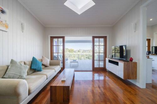 West End Maison | West End Luxury 4B3B Home w Parking and Home Pod Music System M9