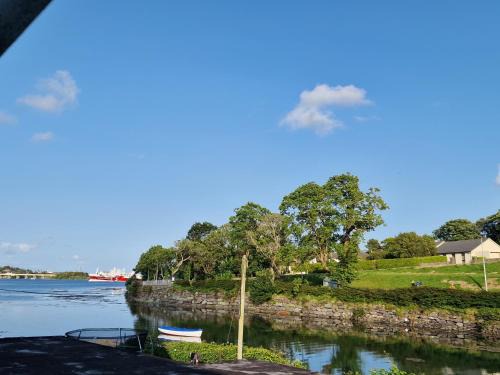 Leinster Maison | West End Waterfront