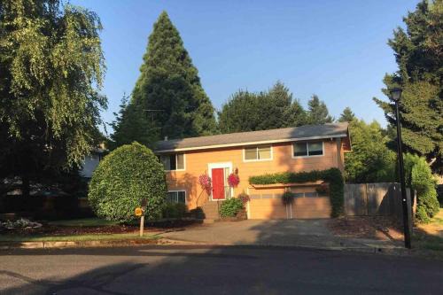 West Linn Maison | West Linn Relaxing Entire Home WiFi TV Yard BBQ Eateries
